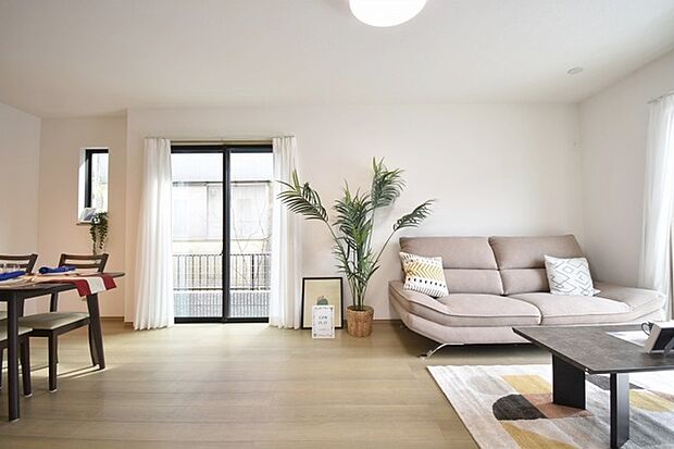 家族の集まるリビングは気持ちの良い自然光が差し込む団欒空間。室内のご見学予約も随時、受付中ですのでお気軽にお問合せください。