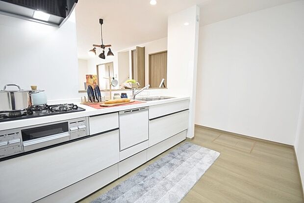 お料理をしながらリビングの家族やゲストとの会話が楽しめるカウンタータイプのキッチン。毎日のお料理を楽しく快適に。