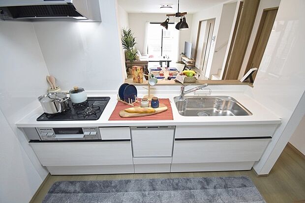 お料理をしながらリビングの家族やゲストとの会話が楽しめるカウンタータイプのキッチン。毎日のお料理を楽しく快適に。