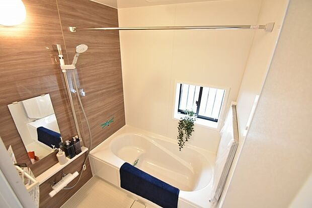 一日の疲れを癒してくれるゆったりとしたバスルームです。