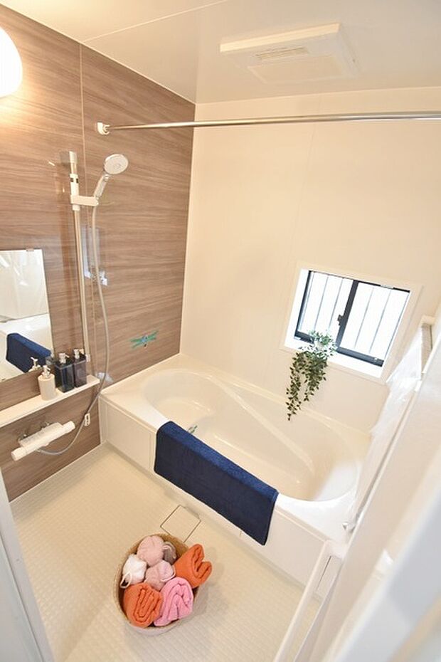 一日の疲れを癒してくれるゆったりとしたバスルームです。