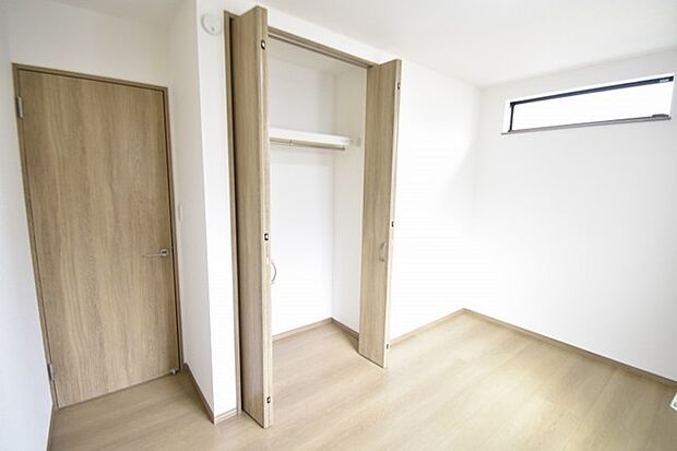 豊富な収納スペースもこの物件の特長の一つ。各所に収納が完備されており、生活をスッキリと整えることができます。