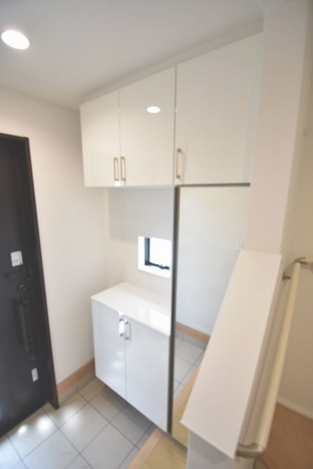 コンパクトながらも、使い勝手の良い玄関スペース。明るいデザインと、収納スペースを効果的に配置することで、使い勝手を最大限に引き出しています。