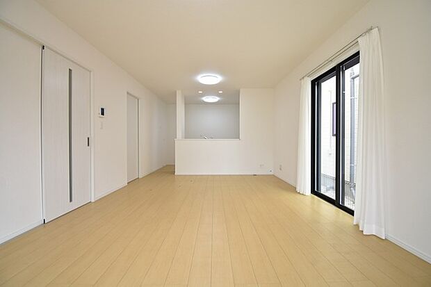 家族が食事するダイニングスペースをキッチンから見渡せる設計に。お料理をしながら家族とのコミュニケーションが増えそうな予感。