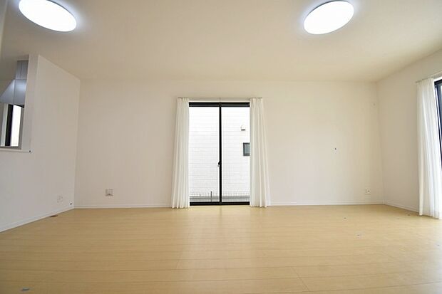 家族の集まるリビングは気持ちの良い自然光が差し込む団欒空間。室内のご見学予約も随時、受付中ですのでお気軽にお問合せください。