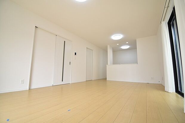 カウンターキッチンならではの開放的な見通し、全体が見渡せることでご家族の団欒スペースもより明るく笑顔が溢れる空間となります。