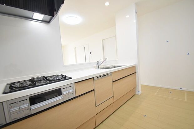 カウンターキッチンならではの開放的な見通し、全体が見渡せることでご家族の団欒スペースもより明るく笑顔が溢れる空間となります。