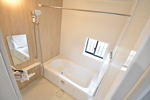 一日の疲れを癒してくれるゆったりとしたバスルームです。