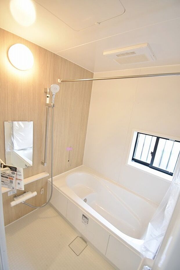 一日の疲れを癒してくれるゆったりとしたバスルームです。