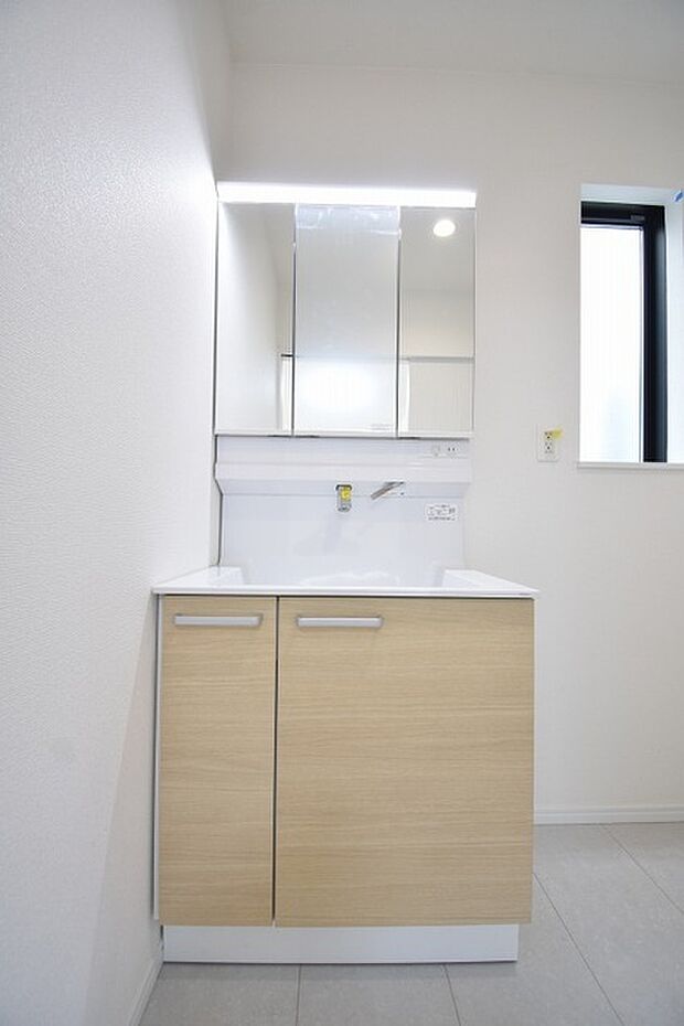 三面鏡に洗面台。 コンセントに照明機能、多機能性を備えた設備です。