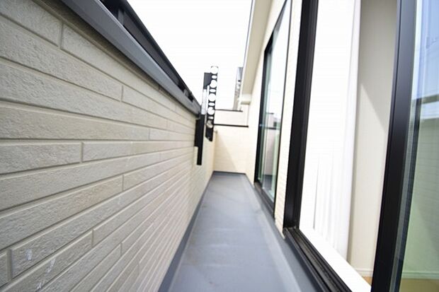 季節の変化や天気の良い日には、バルコニーでの時間が心地よく、気分をリフレッシュさせることができます。