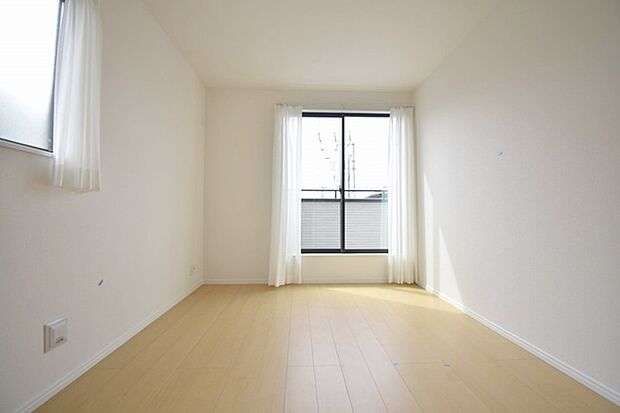 洋室はモダンなデザインと機能性を備え、快適な生活空間に。明るい窓から差し込む自然光が広々とした空間をさらに明るく開放的に感じさせます。