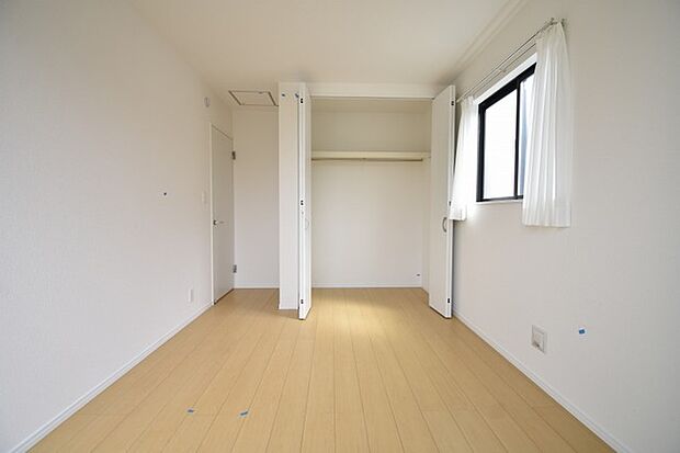 スマートなデザインと賢い収納が生活を快適にします。広々とした雰囲気を演出する工夫が施され、生活空間の魅力を引き出します。