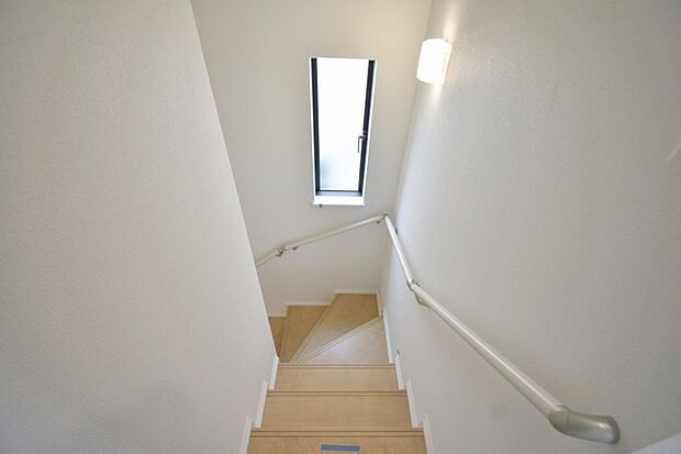 実際に室内をご見学頂くと生活のイメージが広がると思います。家具を置いたイメージや窓からの景色など。周辺で販売に出している物件も一緒にまとめてご見学頂き、比較する事もできます。