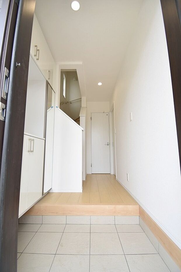 玄関は家の第一印象を左右する重要な場所。ほどよい広さとスタイリッシュな色遣いが印象的です。