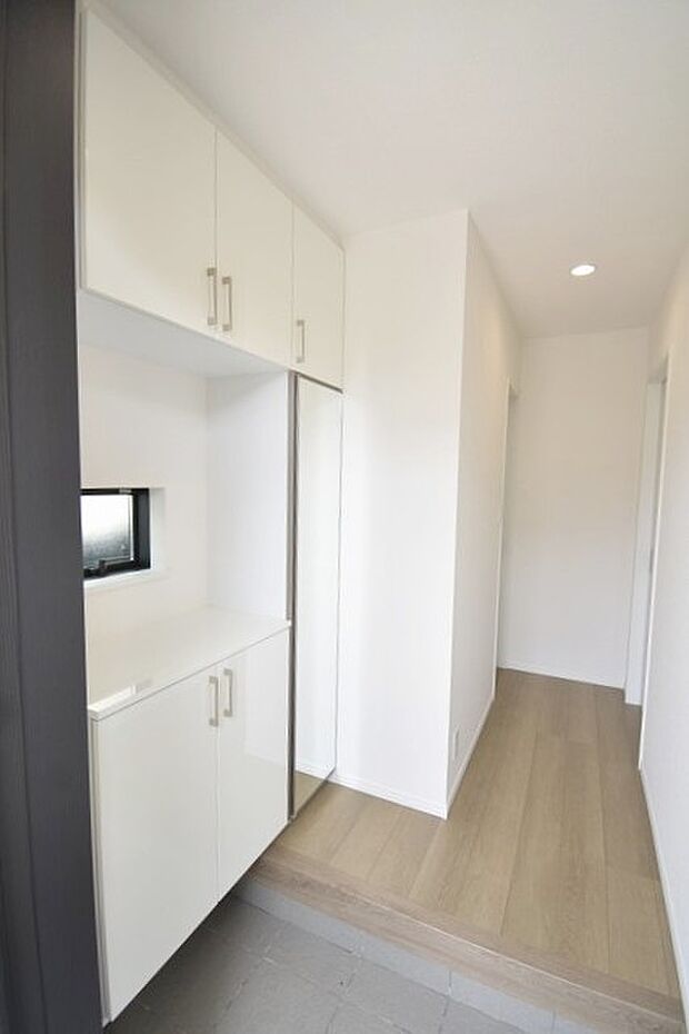 コンパクトながらも、使い勝手の良い玄関スペース。明るいデザインと、収納スペースを効果的に配置することで、使い勝手を最大限に引き出しています。 