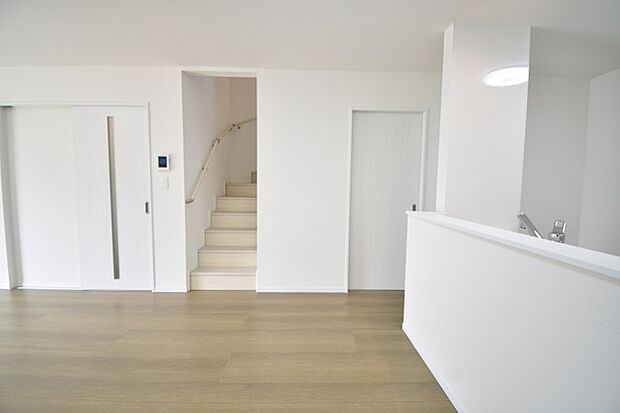 家族が食事するダイニングスペースをキッチンから見渡せる設計に。お料理をしながら家族とのコミュニケーションが増えそうな予感。 