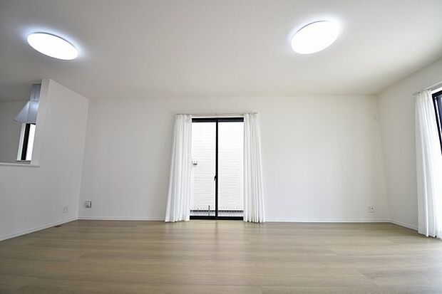 家族の集まるリビングは気持ちの良い自然光が差し込む団欒空間。室内のご見学予約も随時、受付中ですのでお気軽にお問合せください。