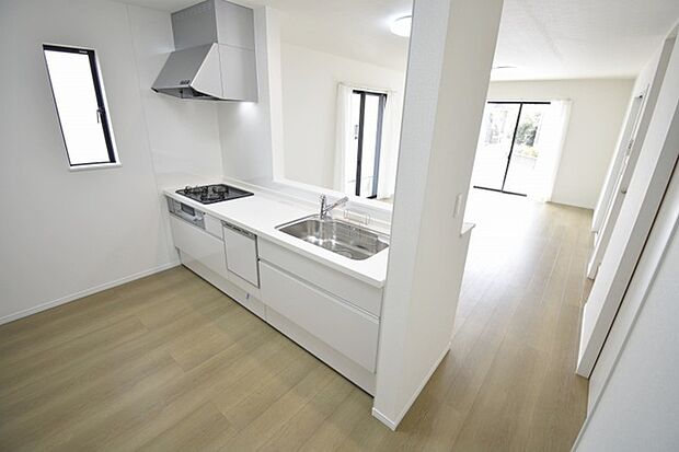 お料理をしながらリビングの家族やゲストとの会話が楽しめるカウンタータイプのキッチン。毎日のお料理を楽しく快適に。 