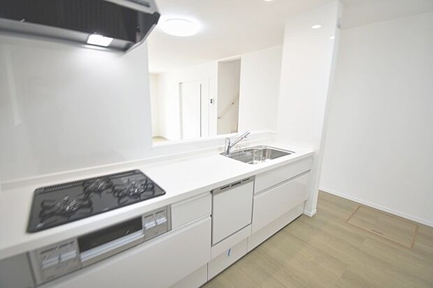 カウンターキッチンならではの開放的な見通し、全体が見渡せることでご家族の団欒スペースもより明るく笑顔が溢れる空間となります。 