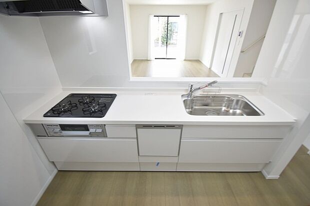 お料理をしながらリビングの家族やゲストとの会話が楽しめるカウンタータイプのキッチン。毎日のお料理を楽しく快適に。 