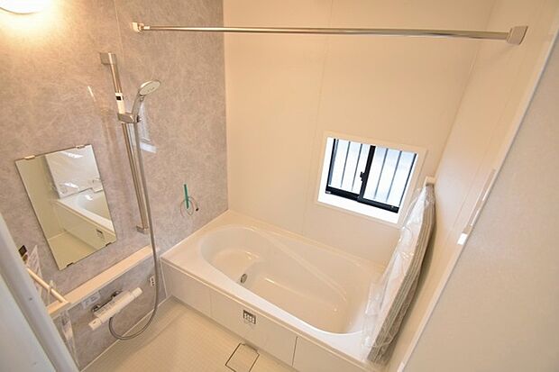 一日の疲れを癒してくれるゆったりとしたバスルームです。 