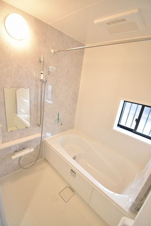 一日の疲れを癒してくれるゆったりとしたバスルームです。