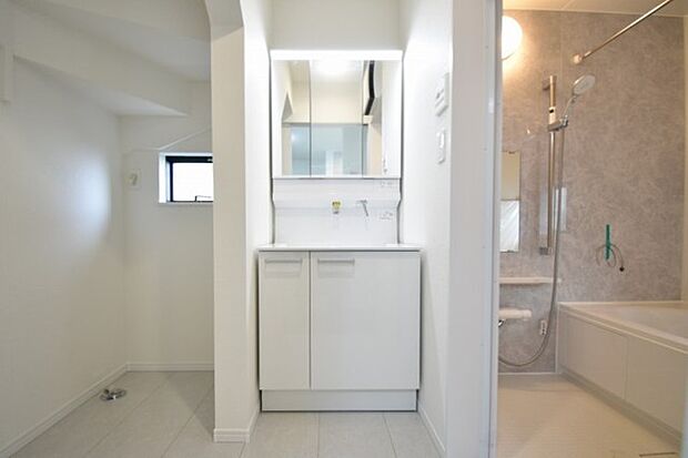 三面鏡に洗面台。 コンセントに照明機能、多機能性を備えた設備です。