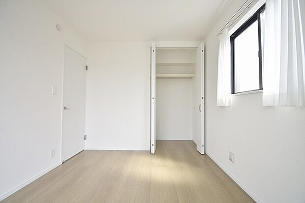 豊富な収納スペースもこの物件の特長の一つ。各所に収納が完備されており、生活をスッキリと整えることができます。