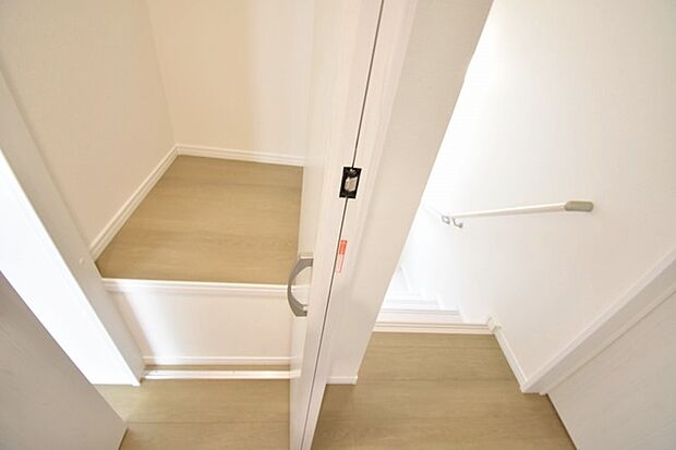 各所に効率的に配置された収納スペースがあり、日常のモノをすっきりと収納できます。 