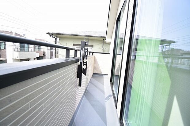 季節の変化や天気の良い日には、バルコニーでの時間が心地よく、気分をリフレッシュさせることができます。 