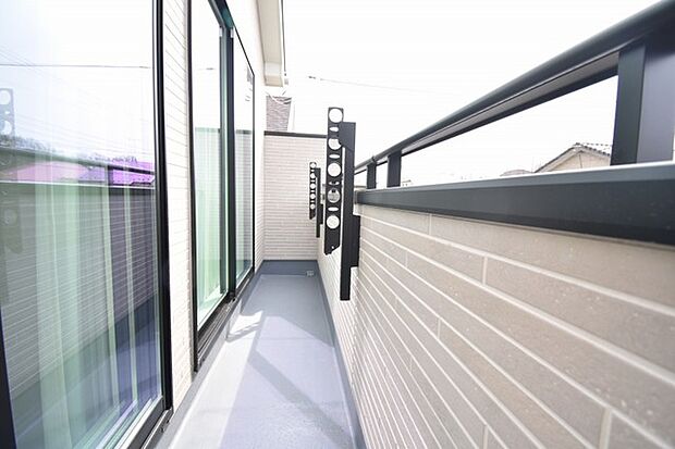 日々の忙しさやストレスから離れ、バルコニーで静かに深呼吸、心が穏やかになります。