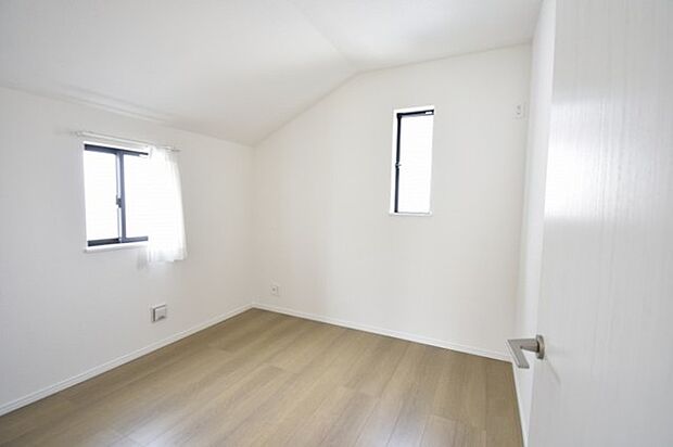 勾配天井の2階のお部屋。この勾配の角度がお洒落な雰囲気を感じさせてくれます。