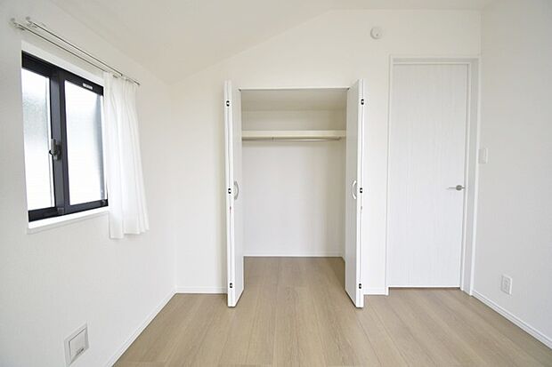 洋室はモダンなデザインと機能性を備え、快適な生活空間に。明るい窓から差し込む自然光が広々とした空間をさらに明るく開放的に感じさせます。