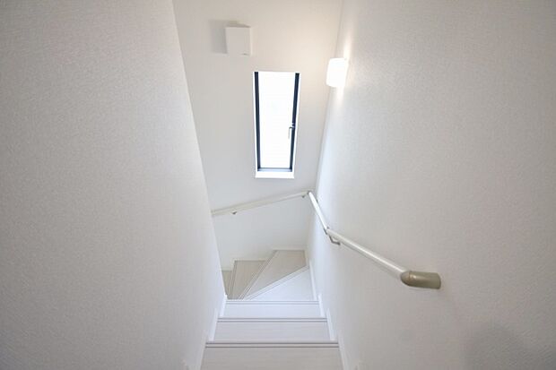 実際に室内をご見学頂くと生活のイメージが広がると思います。家具を置いたイメージや窓からの景色など。周辺で販売に出している物件も一緒にまとめてご見学頂き、比較する事もできます。