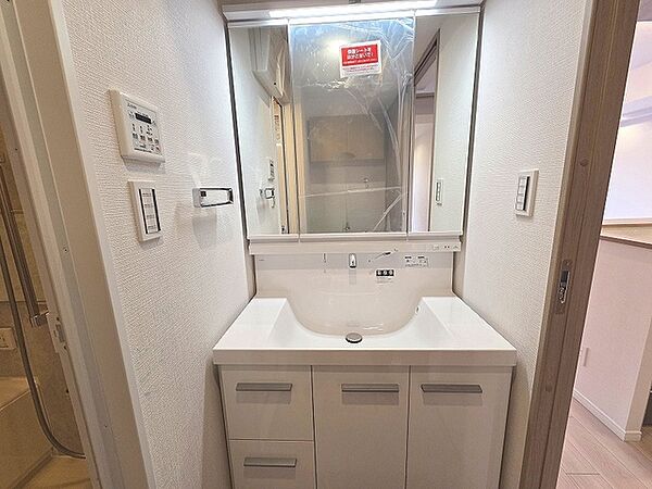 三面鏡に洗面台。 コンセントに照明機能、多機能性を備えた設備です。
