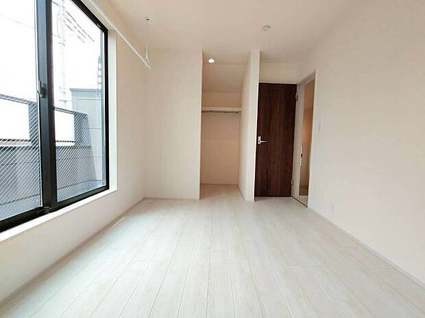スタイリッシュなデザインと快適な居住性を兼ね備えた洋室。広々とした空間は、自分らしいインテリアを楽しむことができるほか、リラックスした時間を過ごすことができそうです。