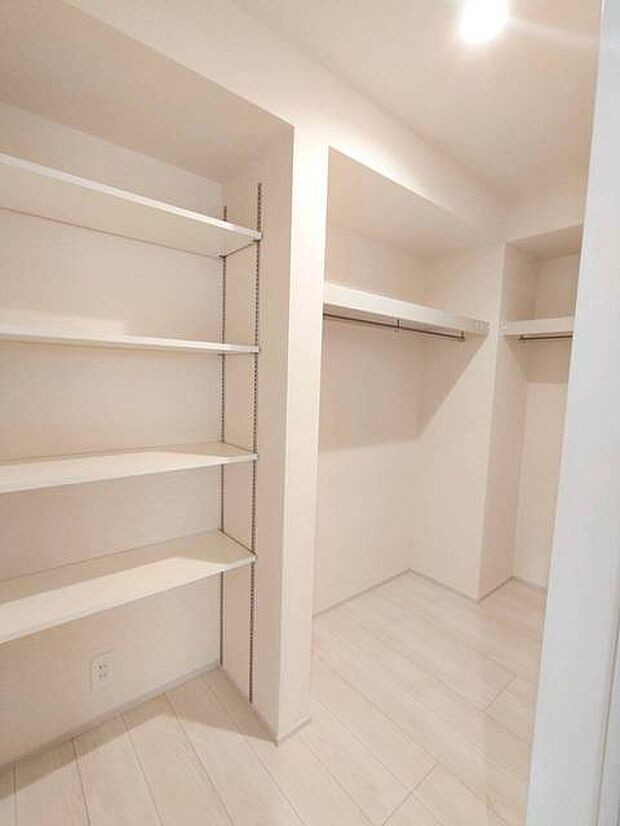 沢山の洋服も収納できそうなウォークインクローゼット。荷物の多い方には嬉しい設計。