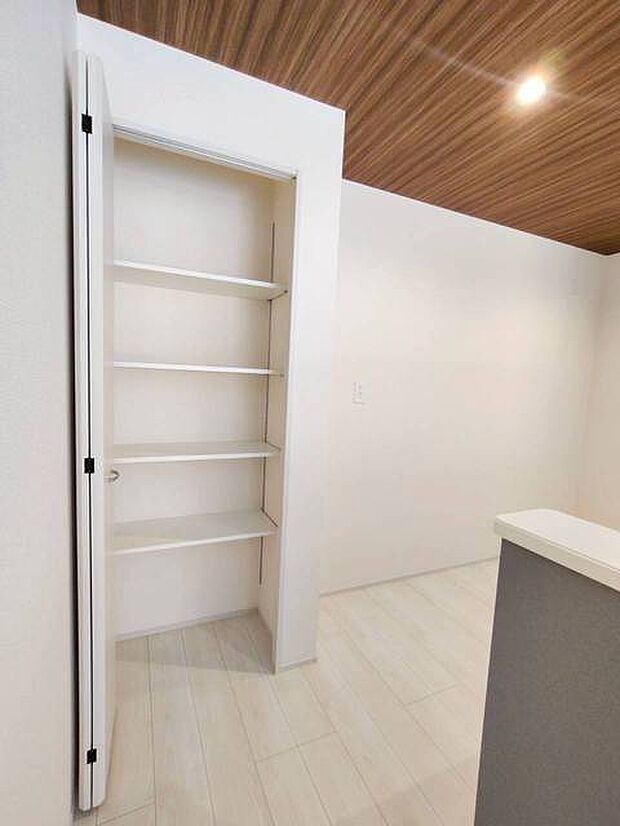 各お部屋に収納が設置されています。