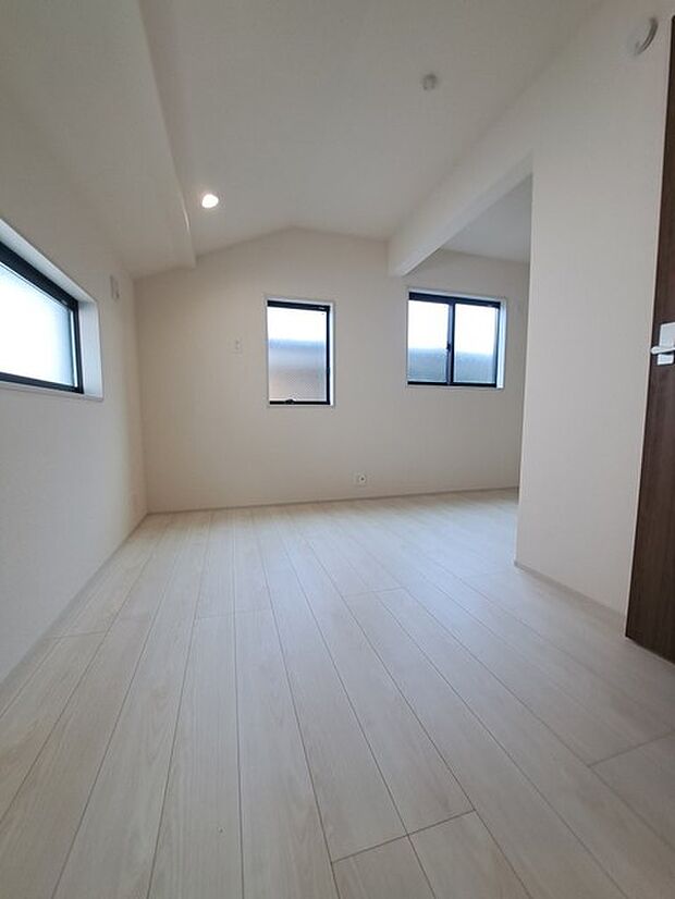 勾配天井の2階のお部屋。この勾配の角度がお洒落な雰囲気を感じさせてくれます。