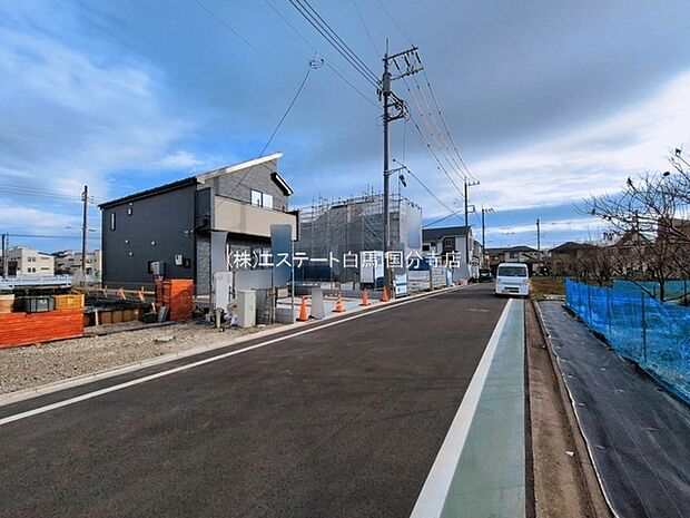 安心して暮らすことのできる住宅街。 住宅地の道路は一般に交通量が少なく車などの騒音が少ないため、住民にとって静かな生活環境が提供されます。