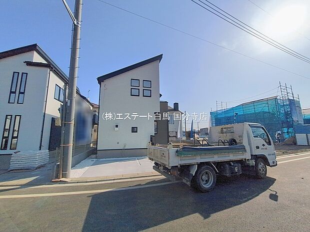 周辺の街並みの中で適度な主張、生活に溶け込むシンプルなデザインの外観が魅力の一戸建です。