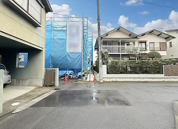周辺は住宅が建ち並ぶ閑静な住宅街です。