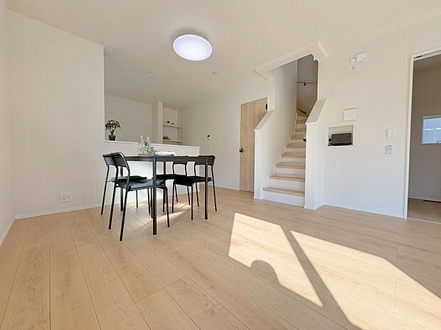 リビングの真ん中に階段がある人気のリビング階段。自然と家族のコミュニケーションが増えます。