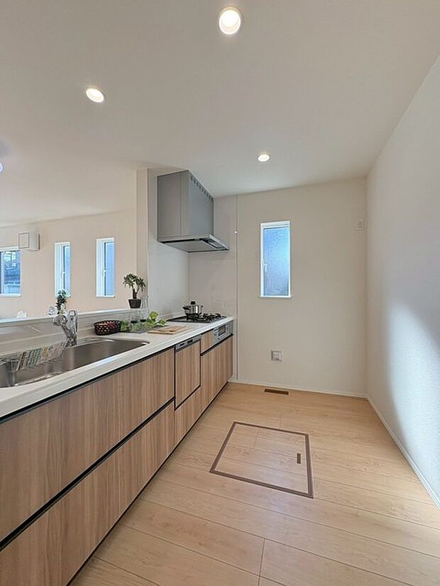 キッチンコンロスペースの近くには、空気の入れ替えが可能な開口部を設置!! お料理をする際には、換気扇を回しながら匂いが籠らない様に開放してお料理もお楽しみ頂けます。