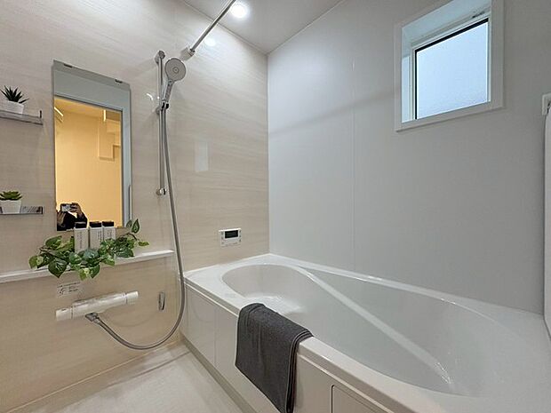 一日の疲れを癒してくれるゆったりとしたバスルームです。