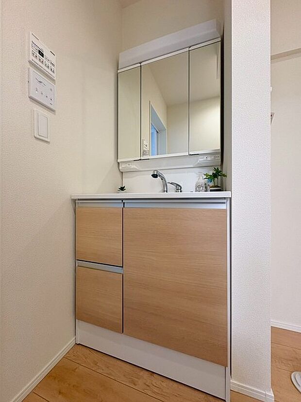 三面鏡に洗面台。 コンセントに照明機能、多機能性を備えた設備です。