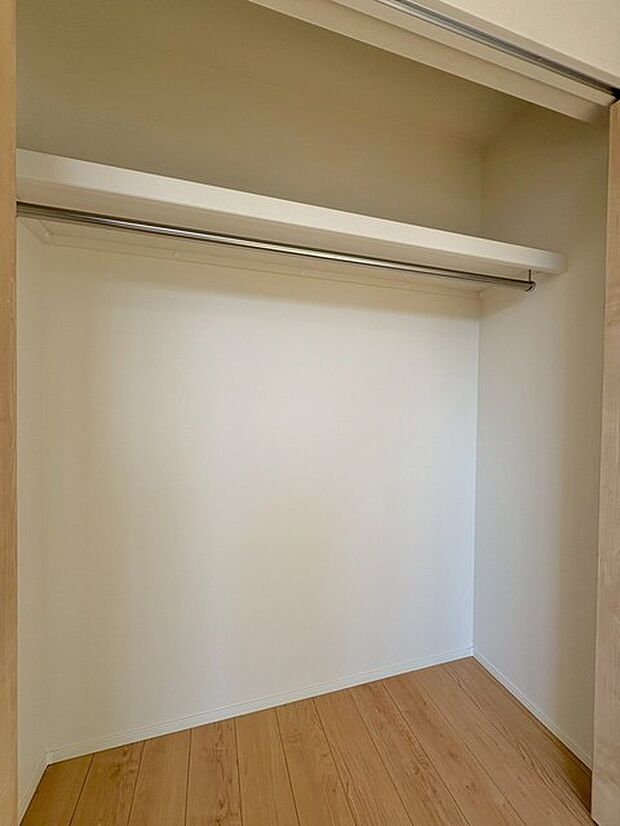 豊富な収納スペースもこの物件の特長の一つ。各所に収納が完備されており、生活をスッキリと整えることができます。