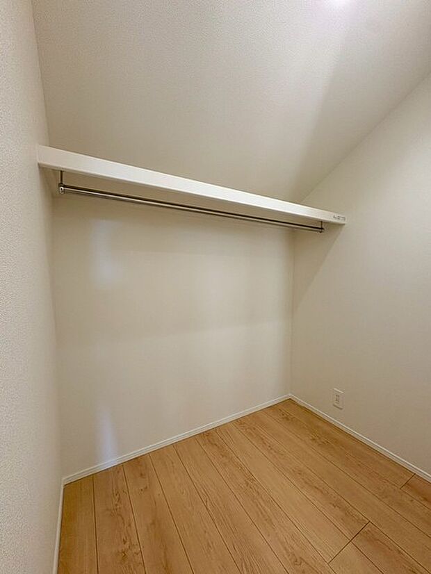 収納スペースがたっぷりと確保されたこの物件では、生活をより快適に送ることができます。