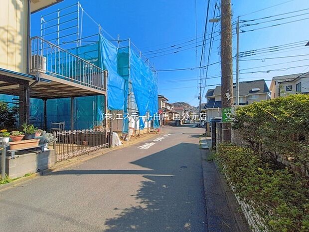 安心して暮らすことのできる住宅街。　住宅地の道路は一般に交通量が少なく車などの騒音が少ないため、住民にとって静かな生活環境が提供されます。 